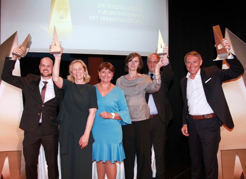 V.l.n.r.: TRIGOS Gewinner J. Linder, Kärntnermilch, I, Marktplatz Mittelkärnten, H. Stockbauer, BKS Bank, E. und W. Siller-Goerner, Goerner Formpack, W. Wiedenbauer, Sto. Foto: @Hannes Krainz V.l.n.r.: TRIGOS Gewinner J. Linder, Kärntnermilch, I, Marktplatz Mittelkärnten, H. Stockbauer, BKS Bank, E. und W. Siller-Goerner, Goerner Formpack, W. Wiedenbauer, Sto. Foto: @Hannes Krainz